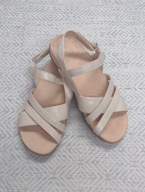 Vionic Women's Strappy Sandals in Cream